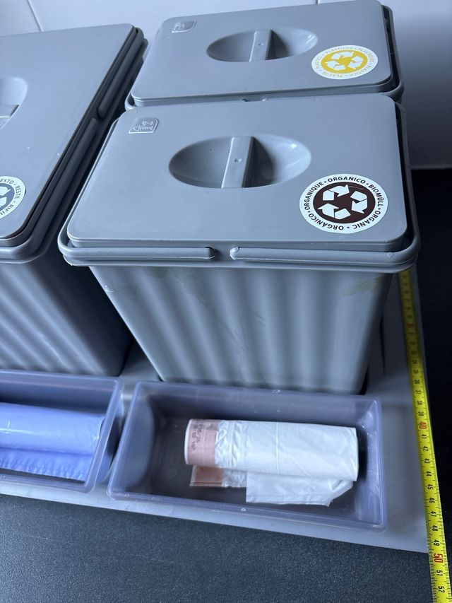 Cubos de basura reciclaje gris