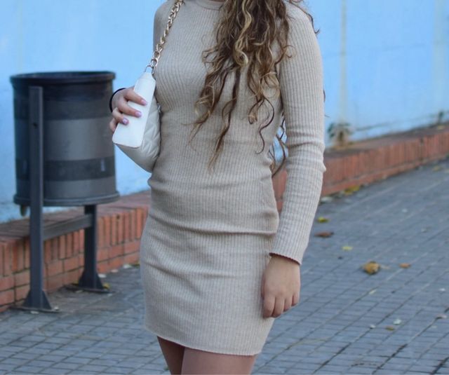 Vestido ajustado de punto beige