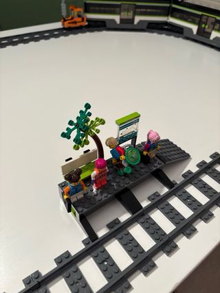 Treno e stazione LEGO City con scatole e istruzioni