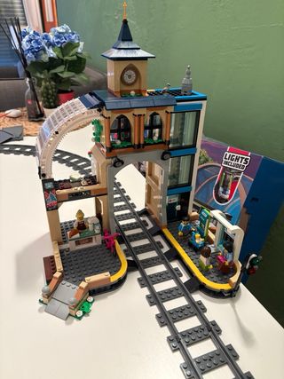 Treno e stazione LEGO City con scatole e istruzioni