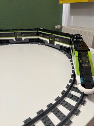 Treno e stazione LEGO City con scatole e istruzioni