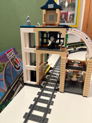 Treno e stazione LEGO City con scatole e istruzioni