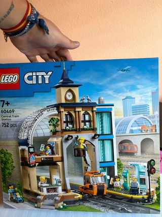 Treno e stazione LEGO City con scatole e istruzioni