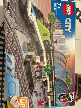 Treno e stazione LEGO City con scatole e istruzioni