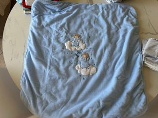 Copertina in ciniglia azzurra con angeli Thun