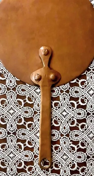 Antico coperchio in rame