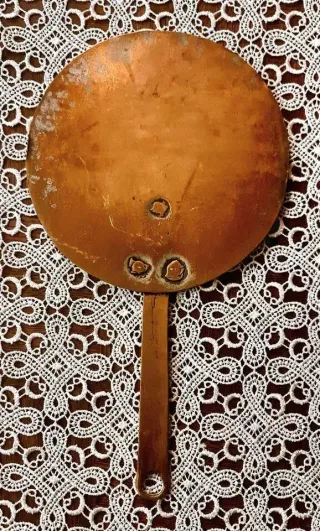 Antico coperchio in rame