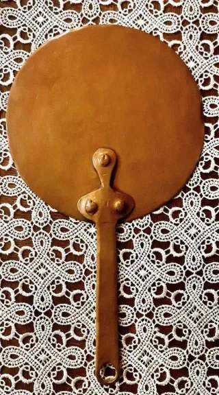 Antico coperchio in rame