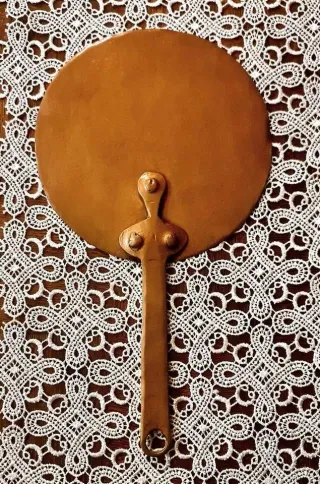 Antico coperchio in rame