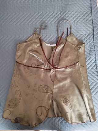 Camiseta de tirantes verde, de raso.