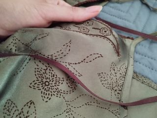 Camiseta de tirantes verde, de raso.