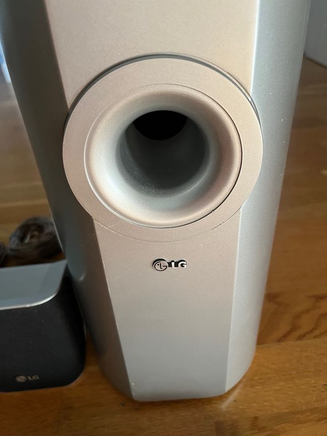 Altavoces LG Plata y Negro