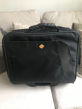 Maletín trolley negro. 
marca Gladiator
