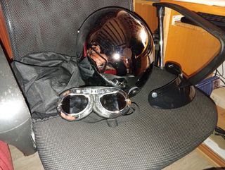 Casco de moto vintage con gafas, talla XS casi S.
