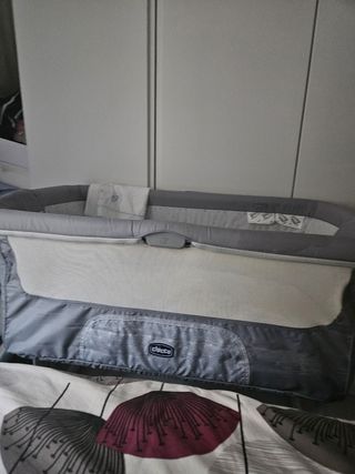 Minicuna Chicco con 2 sábanas y cubre colchón.