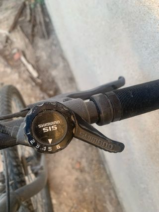 Bicicleta negra en buen estado