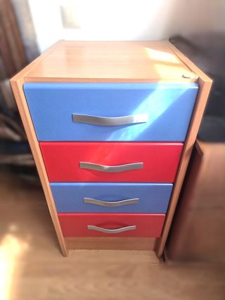 Estantería de pared y cajonera