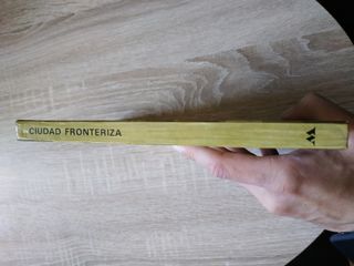 Ciudad fronteriza - Peter Seymour y VVAA. Montena