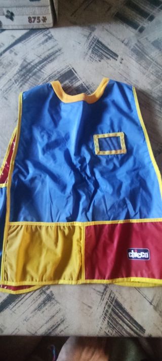 Peto o delantal infantil Chicco. Kitty plastilina.