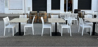 Mesas y Sillas Blancas de Plástico