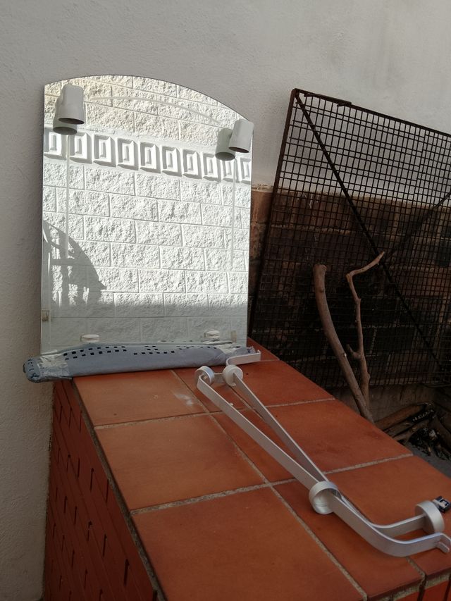 Espejo con baldas de cristal y focos