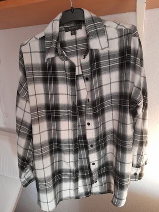 Camisa cuadros blanco y negro Primark da bastante