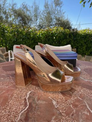 Tacones dorados plataforma