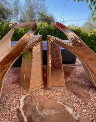 Tacones dorados plataforma