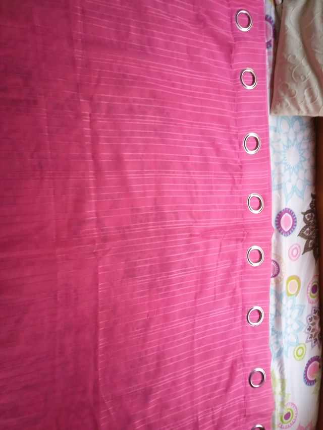 Cortina Fucsia con Anillas Nueva