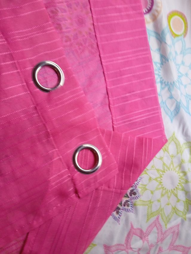 Cortina Fucsia con Anillas Nueva