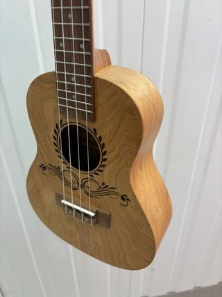 Ukelele Bones SP210C concierto con funda inlcuida