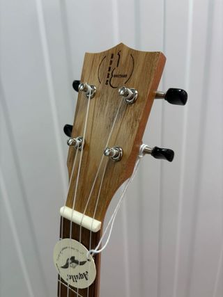 Ukelele Bones SP210C concierto con funda inlcuida