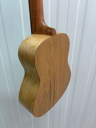 Ukelele Bones SP210C concierto con funda inlcuida