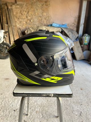Casco de moto negro y amarillo LS2