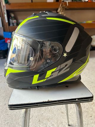 Casco de moto negro y amarillo LS2