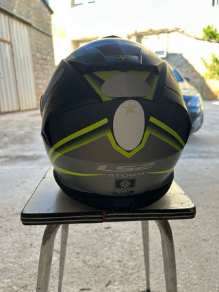 Casco de moto negro y amarillo LS2