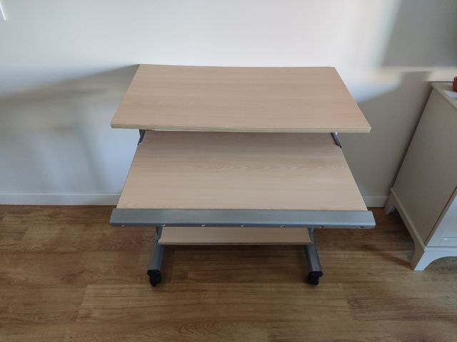 Mesa de ordenador con ruedas