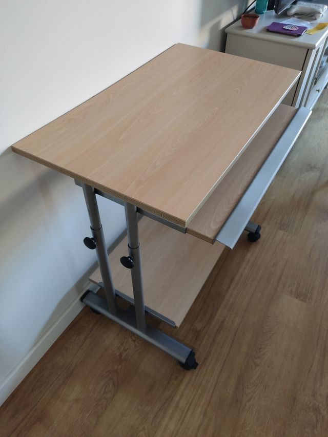 Mesa de ordenador con ruedas