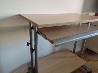 Mesa de ordenador con ruedas