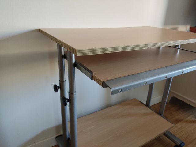 Mesa de ordenador con ruedas