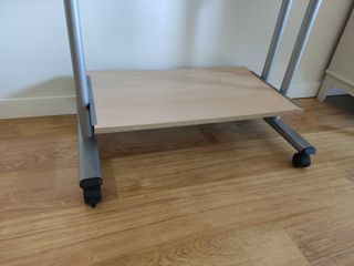 Mesa de ordenador con ruedas
