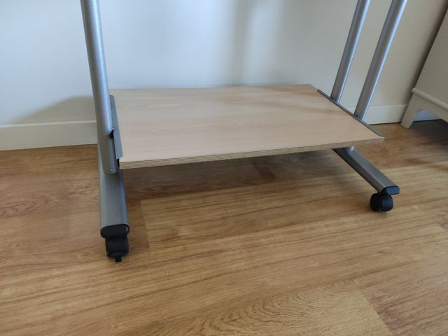 Mesa de ordenador con ruedas