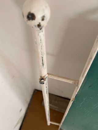 Espejo antiguo de hierro forjado blanco