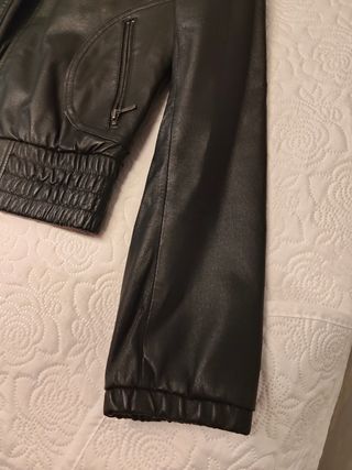 Chaqueta de piel negra para mujer