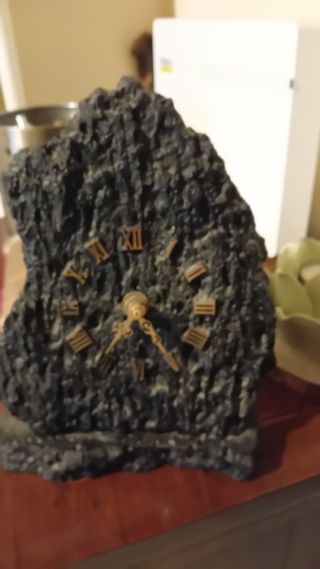 Orologio da tavolo in pietra fatto a mano