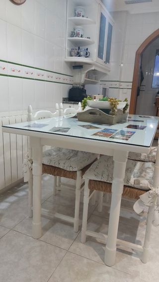 Mesa de cocina con 4 sillas y banqueta