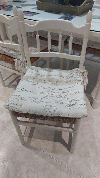 Mesa de cocina con 4 sillas y banqueta