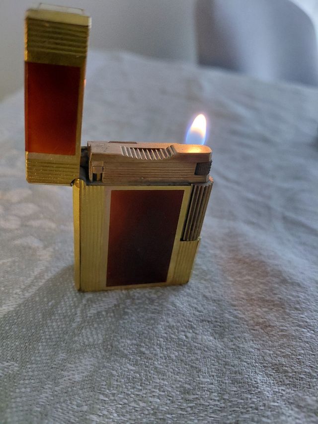 Mechero Dupont en laca china marrón y baño oro