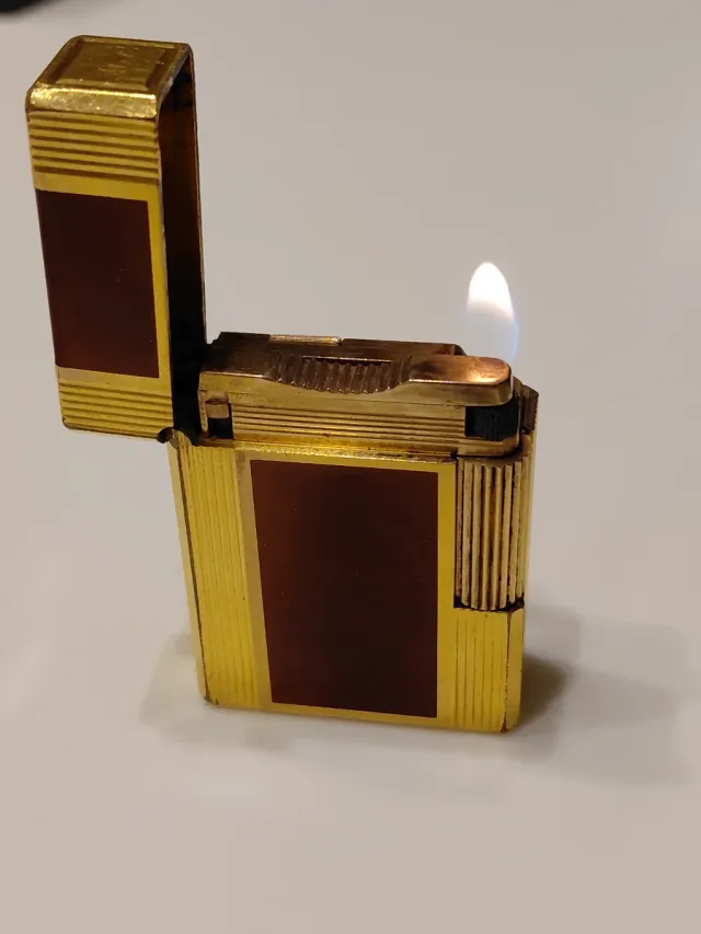 Mechero Dupont en laca china marrón y baño oro