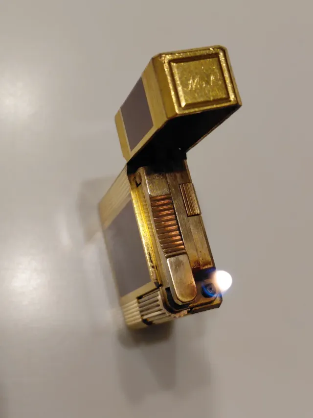 Mechero Dupont en laca china marrón y baño oro